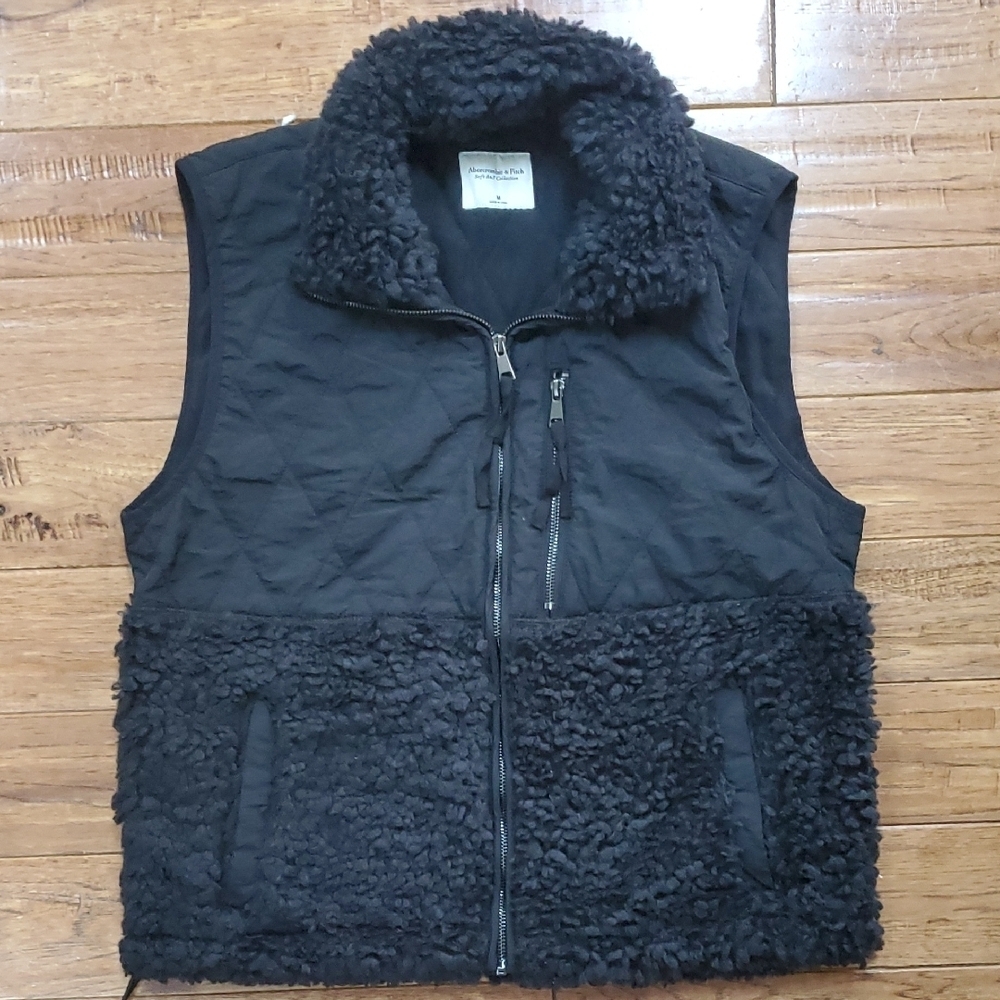 Abercrombie & Fitch Soft AF Black Quilted Sherpa Vest